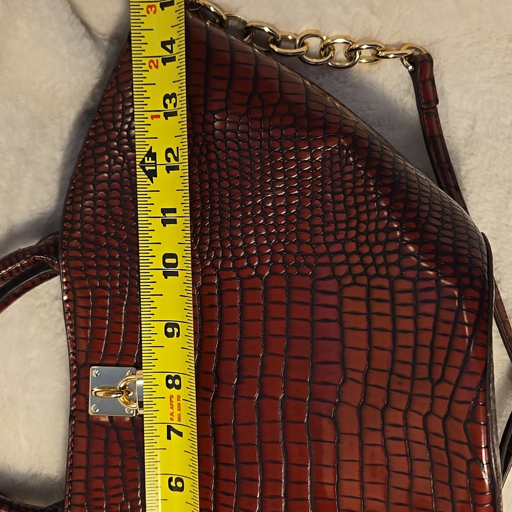 Elegant Cranberry Crocodile-Embossed Shoulder Bag - Picture 4 of 8
